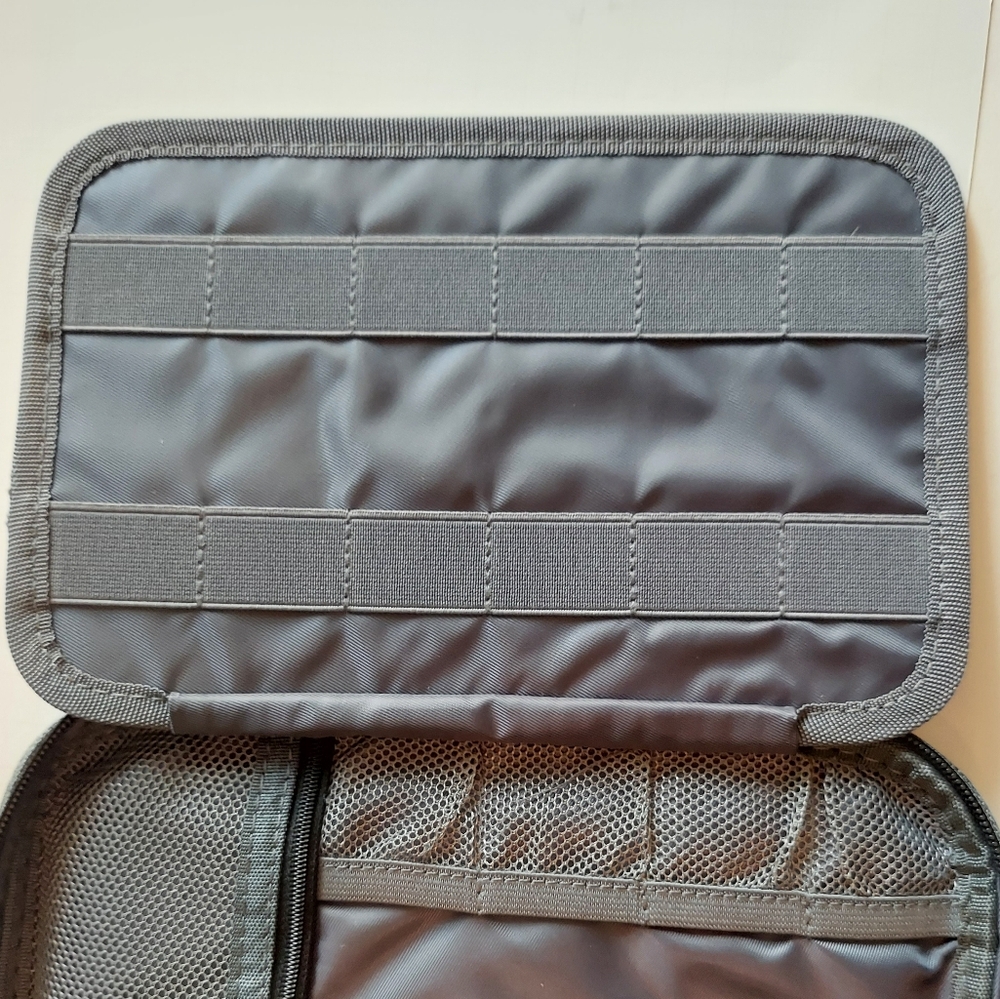 NWOT flash drive and portable electronic accessories organizer case by Lacdo - Picture 8 of 14